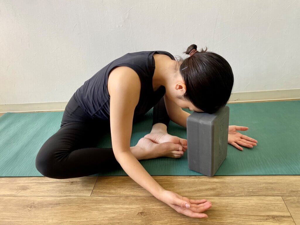 ヨガブロックの使い方と効能 Manduka JAPAN マンドゥカ[公式] ヨガマット ヨガウェア